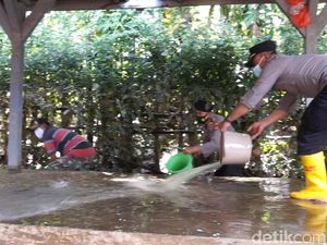 Banjir Trenggalek Surut, Warga dan Aparat Gotong Royong Bersihkan Lumpur