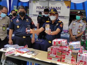 Bea Cukai Musnahkan 84 iPhone Ilegal, Dipalu Hingga Hancur