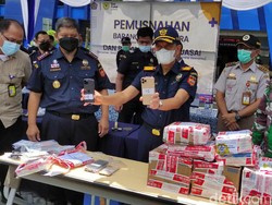 Bea Cukai Musnahkan 84 iPhone Ilegal, Dipalu Hingga Hancur