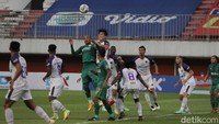 Skor 1-0 untuk keunggulan Persita bertahan hingga turun minum. Masuk di babak kedua, Bhayangkara meningkatkan intensitas serangan tapi masih saja sulit untuk menjebol jala Tri Hamdani.