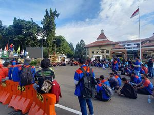 Demo di Depan Pemkot Tangerang, Massa Buruh Tuntut Kenaikan Upah 13,5% Demo di Depan Pemkot Tangerang, Massa Buruh Tuntut Kenaikan Upah 13,5%