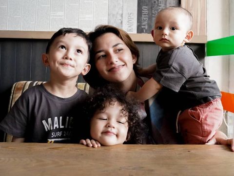 Dahlia Poland bersama anak-anaknya