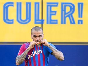 Viral Dani Alves Sampai Lompat demi Tak Injak Lambang Barca