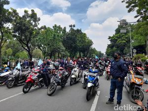 Massa Buruh Blokir Jalan Depan Balai Kota DKI, Tuntut Anies Naikkan UMP Massa Buruh Blokir Jalan Depan Balai Kota DKI, Tuntut Anies Naikkan UMP