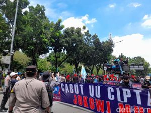 Ratusan Buruh Blokir Jalan Depan Kantor Anies, Lalu Lintas Macet