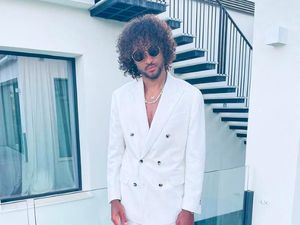 6 Gaya Pemain Everton yang Viral Pakai Rok, Atlet Bola Suka Pakai Tas Wanita