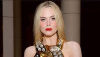 Super Seksi! Gaya Elle Fanning Pakai Rantai Raksasa di Karpet Merah