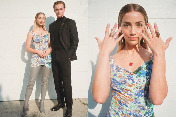 Emily Rudd dengan Mini Dress Emily Rudd dengan Mini Dress