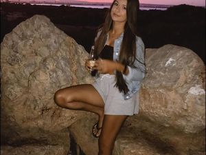 Pacar Baru Stefan William, Ria Andrews Hobi ke Beach Club Pacar Baru Stefan William, Ria Andrews Hobi ke Beach Club