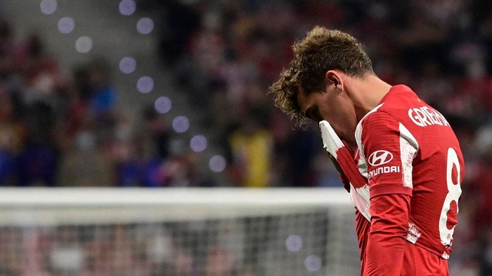 Atletico Madrids French forward Antoine Griezmann reacts as he leaves the pitch after receiving the red card during the UEFA Champions League Group B football match between Atletico Madrid and Liverpool at the Wanda Metropolitano stadium in Madrid on October 19, 2021. (Photo by JAVIER SORIANO / AFP)