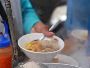 Ngeri! Santri Ini Bertemu Hantu Tukang Bakso Saat Terbangun di Tengah Malam