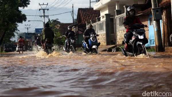 Banjir Rendam Jalan Cikancung Bandung