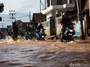 Banjir Rendam Jalan Cikancung Bandung Banjir Rendam Jalan Cikancung Bandung
