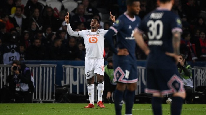 Lilles Canadian forward Jonathan David celebrates after scoring a goal during the French L1 football match between Paris Saint-Germain (PSG) and LOSC Lille at the Parc des Princes stadium, in Paris, on October 29, 2021. (Photo by FRANCK FIFE / AFP)