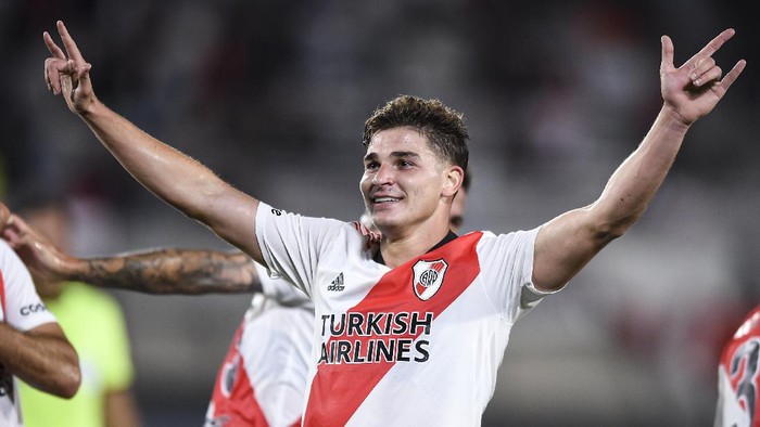 BUENOS AIRES, ARGENTINA - NOVEMBER 07:  Julian Alvarez of River Plate celebrates after scoring the fourth goal of his team during a match between River Plate and Patronato as part of Torneo Liga Profesional 2021 at Estadio Monumental Antonio Vespucio Liberti on November 7, 2021 in Buenos Aires, Argentina. (Photo by Marcelo Endelli/Getty Images)