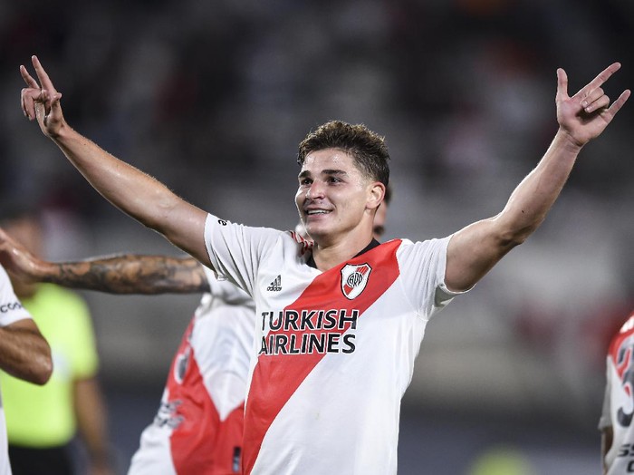 BUENOS AIRES, ARGENTINA - NOVEMBER 07:  Julian Alvarez of River Plate celebrates after scoring the fourth goal of his team during a match between River Plate and Patronato as part of Torneo Liga Profesional 2021 at Estadio Monumental Antonio Vespucio Liberti on November 7, 2021 in Buenos Aires, Argentina. (Photo by Marcelo Endelli/Getty Images)