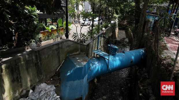 The atmosphere of a shophouse and cafe building erected on a waterway in the North Kemang area, Kemang, South Jakarta, Thursday, November 18, 2021. Deputy Governor of DKI Jakarta Ahmad Riza Patria emphasized that the establishment of cafes and other buildings must have a permit while at the same time complying with spatial planning principles.  If there is a violation of the spatial plan, the building will be dealt with according to the applicable procedures.  CNN Indonesia/Sapphire Makki