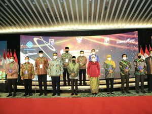 Wapres-Menaker Serahkan Penghargaan Paramakarya ke 34 Perusahaan
