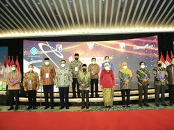 Wapres-Menaker Serahkan Penghargaan Paramakarya ke 34 Perusahaan