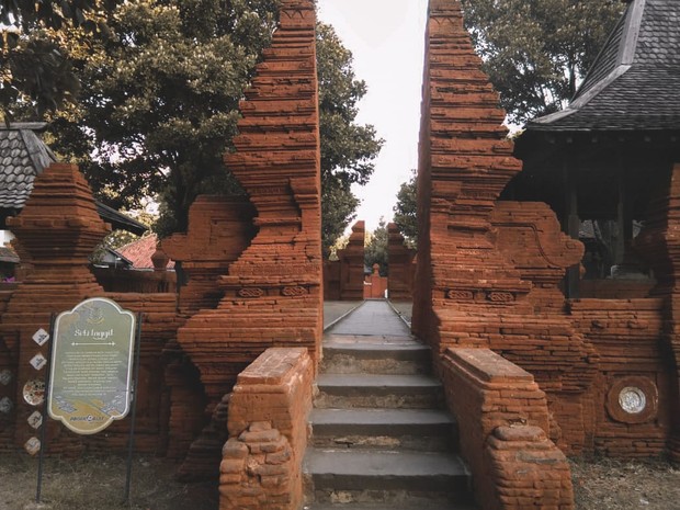 Salah satu tempat bersejarah di kota Cirebon yang wajib dikunjungi adalah Keraton Kasepuhan