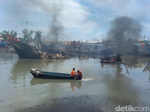 Titik Api Masih Muncul di Lokasi Kebakaran Kapal Pelabuhan Kota Tegal