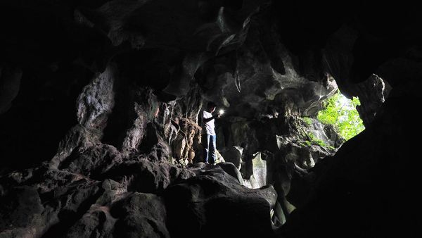 Jelajah Gua di Lanskap Bukit Bulan Jambi