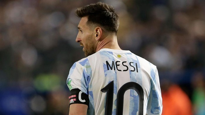SAN JUAN, ARGENTINA - NOVEMBER 16: Lionel Messi of Argentina looks on during a match between Argentina and Brazil as part of FIFA World Cup Qatar 2022 Qualifiers at San Juan del Bicentenario Stadium on November 16, 2021 in San Juan, Argentina. (Photo by Daniel Jayo/Getty Images)