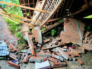 Longsor Terjadi di 18 Titik Trenggalek, Ada Rumah Warga yang Ambruk