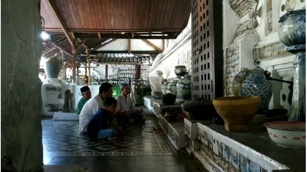Makam Sunan Gunung Jati adalah salah satu wisata religi di kota Cirebon