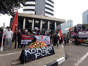 Massa Aksi Geruduk Gedung KPK Minta Usut Tuntas Dugaan Bisnis PCR