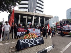 Massa Aksi Geruduk Gedung KPK Minta Usut Tuntas Dugaan Bisnis PCR