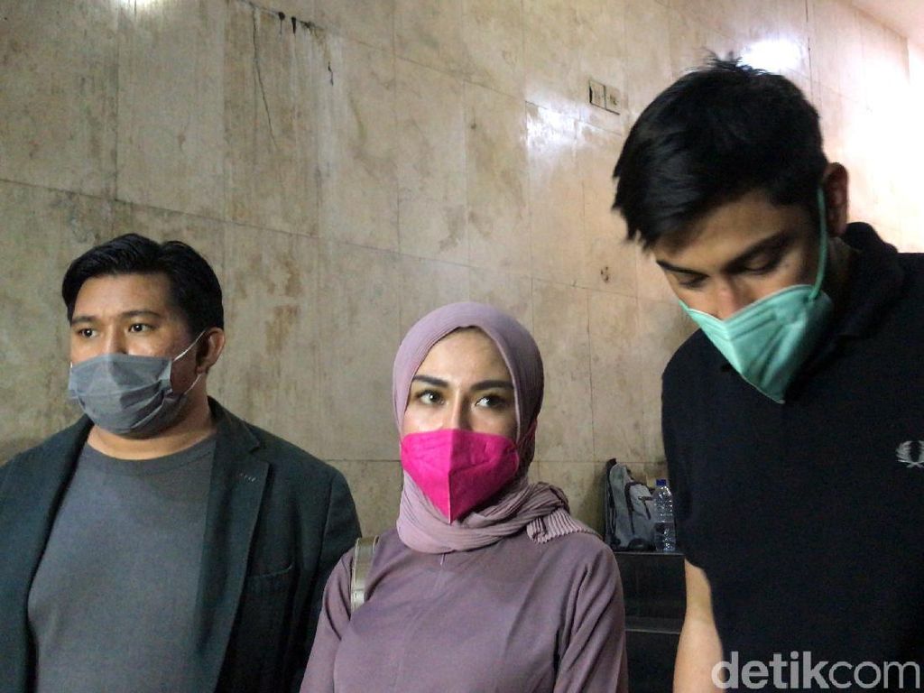 Lukman Azhari Rangkul Medina Zein yang Sempat Umbar Bukti KDRT Lukman Azhari Rangkul Medina Zein yang Sempat Umbar Bukti KDRT