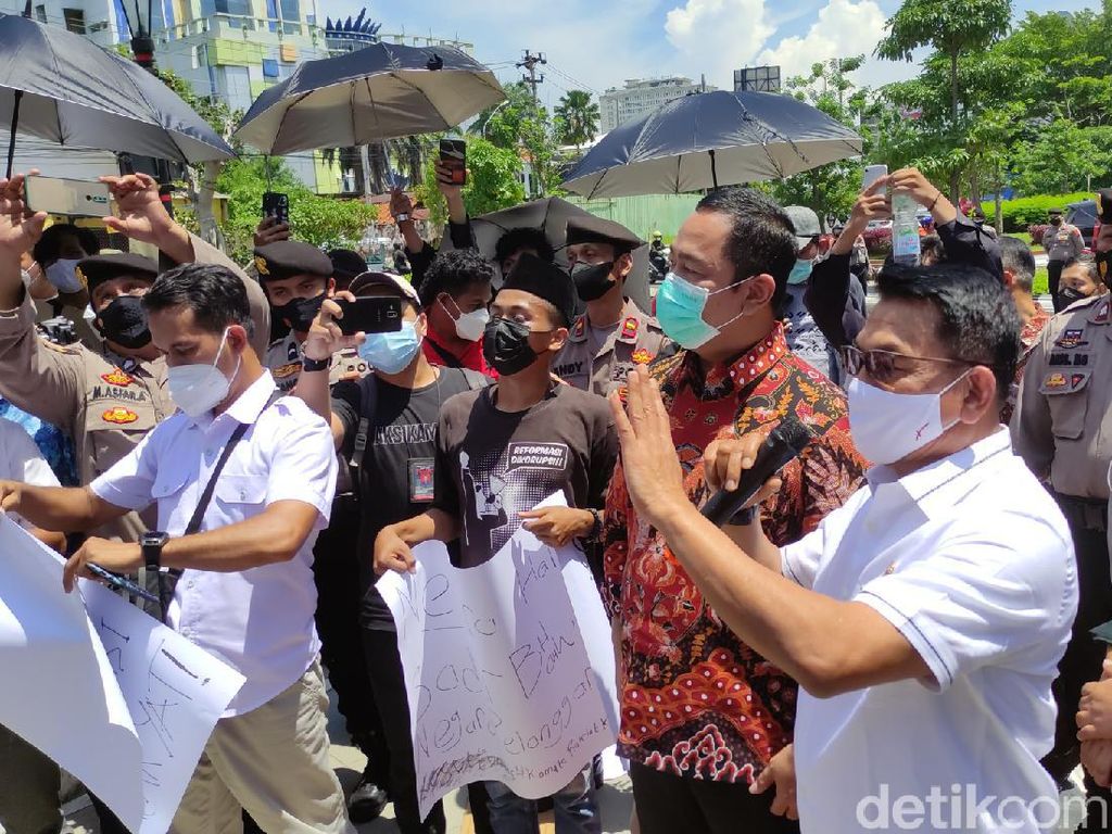 Massa Aksi Semarang Usir Moeldoko Saat Akan Tanggapi Tuntutan: Bualan Belaka!