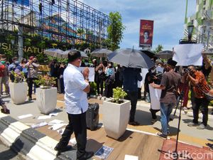 Teriakan Kami Bukan Teman Kala Moeldoko Diusir dari Aksi Kamisan Teriakan Kami Bukan Teman Kala Moeldoko Diusir dari Aksi Kamisan