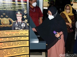Keluarga Sambangi Mabes Polri Usai Farid Okbah dkk Ditangkap