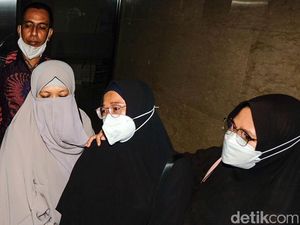 Momen Keluarga Farid Okbah dkk Sambangi Mabes Polri Momen Keluarga Farid Okbah dkk Sambangi Mabes Polri