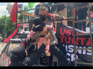 Momen Polisi Evakuasi Balita yang Dibawa Ortu Demo Bisnis PCR di KPK