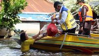 Naik Speed Boat, Menteri PUPR Tinjau Kondisi Banjir di Sintang