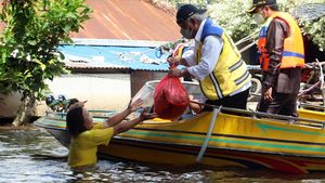 Naik Speed Boat, Menteri PUPR Tinjau Kondisi Banjir di Sintang