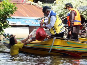 Naik Speed Boat, Menteri PUPR Tinjau Kondisi Banjir di Sintang Naik Speed Boat, Menteri PUPR Tinjau Kondisi Banjir di Sintang