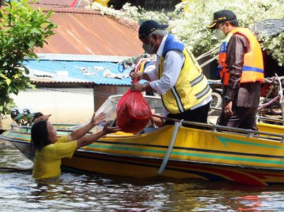 Naik Speed Boat, Menteri PUPR Tinjau Kondisi Banjir di Sintang
