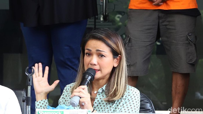 Nirina Zubir saat ditemui di Polda Metro Jaya.