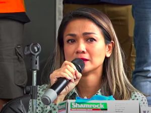 Momen Nirina Zubir Bertemu Riri Khasmita: Bergetar Tahan Emosi Momen Nirina Zubir Bertemu Riri Khasmita: Bergetar Tahan Emosi