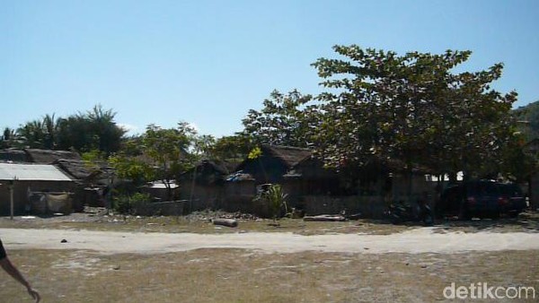 Pemandangannya terlihat gersang 10 tahun lalu hanya ada warung-warung kecil menjajakan makanan. Foto: Dadan Kuswaraharja Pemandangannya terlihat gersang 10 tahun lalu hanya ada warung-warung kecil menjajakan makanan. Foto: Dadan Kuswaraharja