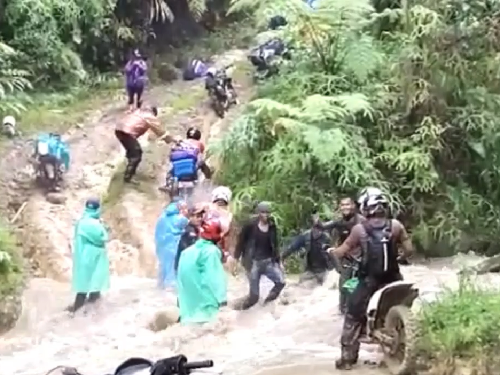 Perjuangan Vaksinator Polman, Jatuh-Mandi Lumpur Menuju Desa Terjauh Perjuangan Vaksinator Polman, Jatuh-Mandi Lumpur Menuju Desa Terjauh
