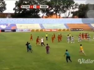 Detik-detik Ketua DPRD Kota Pasuruan Kena Bogem Pemain di Laga Liga 3