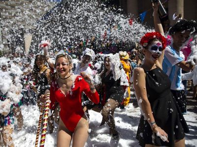 Pesta Mandi Busa Semarakkan Kelulusan Pelajar Argentina