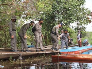 Polisi Tangkap 2 Komplotan Mafia Kayu Anak Jenderal di Riau