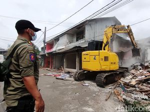 Puluhan Kios PKL di Komplek Duta Indah Bekasi Dibongkar