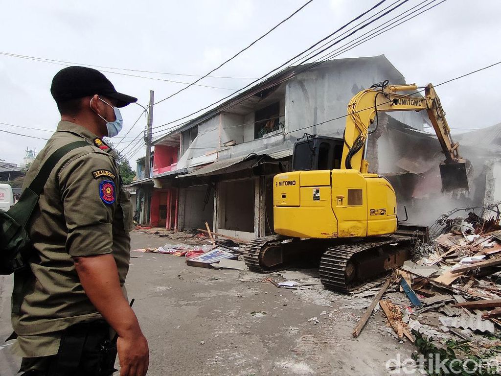 Puluhan Kios PKL di Komplek Duta Indah Bekasi Dibongkar Puluhan Kios PKL di Komplek Duta Indah Bekasi Dibongkar